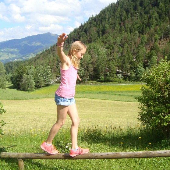 Kinder haben Spaß im Spielplatz