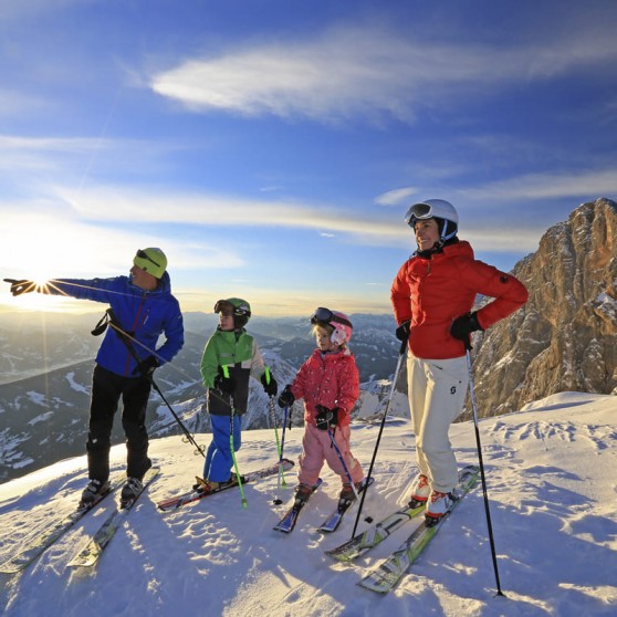 Familie beim Skifahren am Dachstein © Schladming-Dachstein - Herbert Raffalt